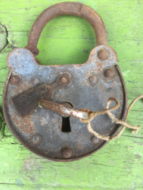 Groot oud gebruikt Douane hangslot met sleutel