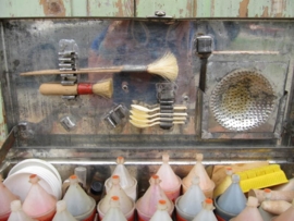 Metalen kist met inhoud