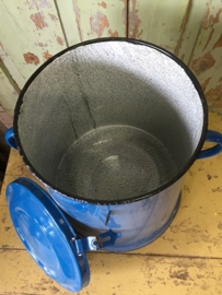 Blauwe emaille voorraad pot