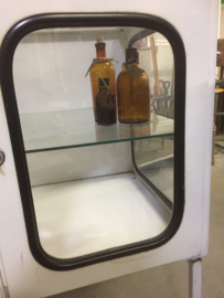 Oude metalen vitrine / apothekers kast