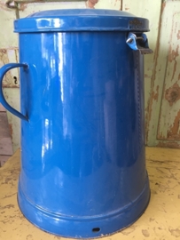 Blauwe emaille voorraad pot