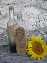 Antieke Franse fles met etiket van sirop