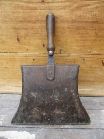 Groot stevig metalen blik met super mooi houten handvat.
