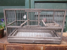 Oude houten vogelkooi
