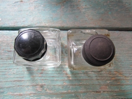 Twee oude inktpotjes