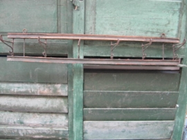 Brocante houten kapstokje met 6 metalen haken.