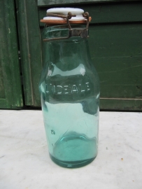 L'Idéale inmaakpot van 1,5 liter met porseleinen deksel.