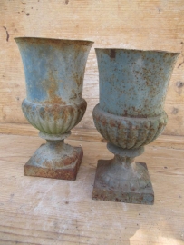 Brocante gietijzeren tuinvaas apart model zonder rand