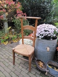 Antiek bidstoeltje met biezen zitting.