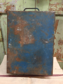 Oude metalen kist met vakken