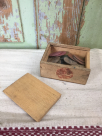 Brocant kistje met letterplaatjes