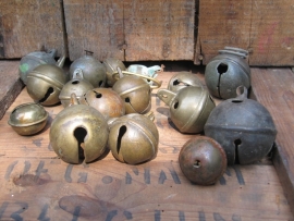 14 oude koperen bellen van een bellenband