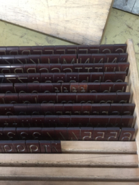 Brocante industriële kist met graveerletters