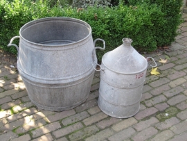 Oude brocante zinken kruik