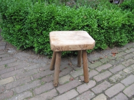 Houten degelijk (melk)krukje