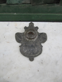 Oud inktpotje van glas op metaal