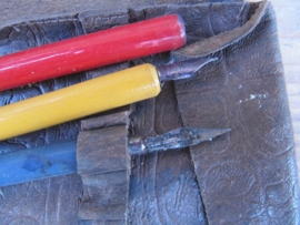 Oud lederen etui met inhoud
