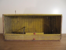 Brocante vogelkooitje met gele binnenkant