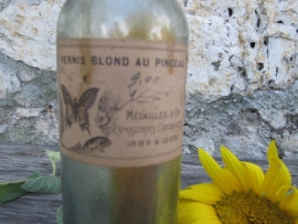 Antieke Franse fles met inhoud:  Vernis Blond