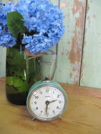 Brocante wekker in mintgroen