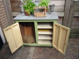 Oud grenen kastje met zinken blad.