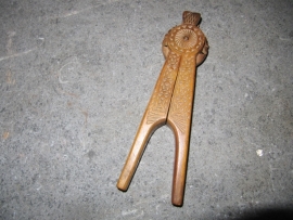 Houten notenkraker met prachtig snijwerk