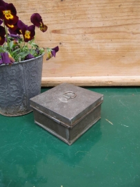 Heel oud Frans vierkant zinken blikje of doosje