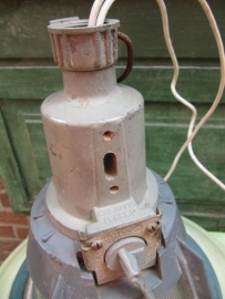 Oude mooie grote groene industriële lamp