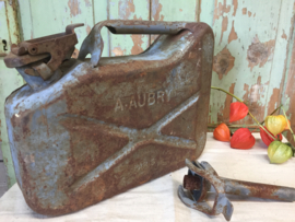 Oude Franse jerrycan met vultuit