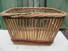Brocante wicker basket with beautiful chassis