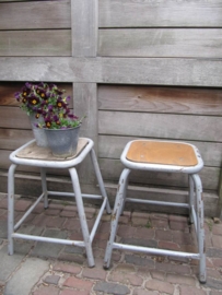Mooi oud vintage krukje met houten zitting