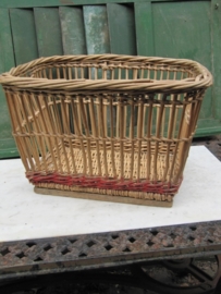 Brocante wicker basket with beautiful chassis