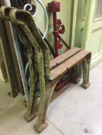 Oud metalen onderstel bank