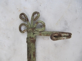 Heel oud metalen kapstokje in een groene kleur