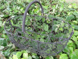 Oude stevige metalen brocante Franse mand met hengsel