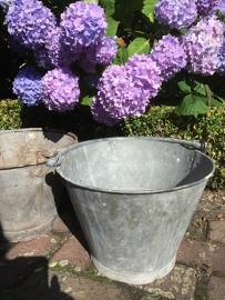 Zinken emmer met hengsel