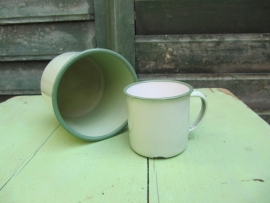 Leuke set van 2 mintgroene emaille bekers.