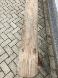 Oude bank met metalen onderstel