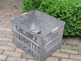 Zinken bak met houten handvaten