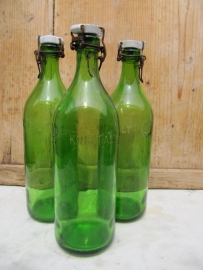 Hele oude groene beugelflessen met porseleinen dop set van 3 stuks