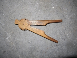 Houten notenkraker met prachtig snijwerk