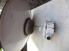 Oude brocante lamp met glas en een emaille kap