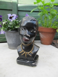 Oud buste beeldje van donkere vrouw