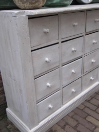 Antieke houten (apothekers) kast met 24 laden