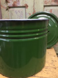 Grote groene emaille ketel met deksel