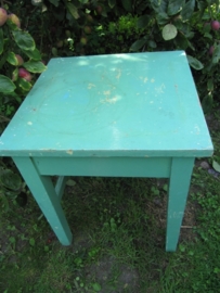 Brocante bijzettafeltje of  krukje met klapdeksel