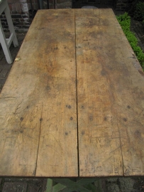 Oude houten tafel met kruis poten