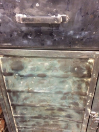 Oude industriële metalen kast
