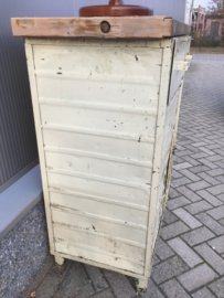 Oude industriële metalen kast