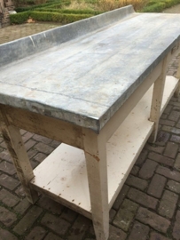 Oude industrie tafel met zinkenblad